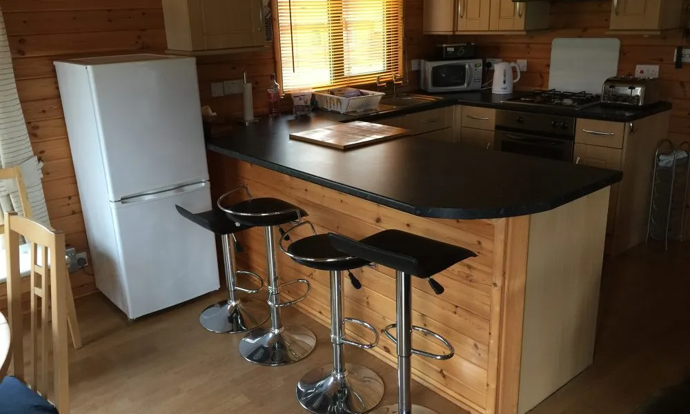 breakfastbar-with fridge